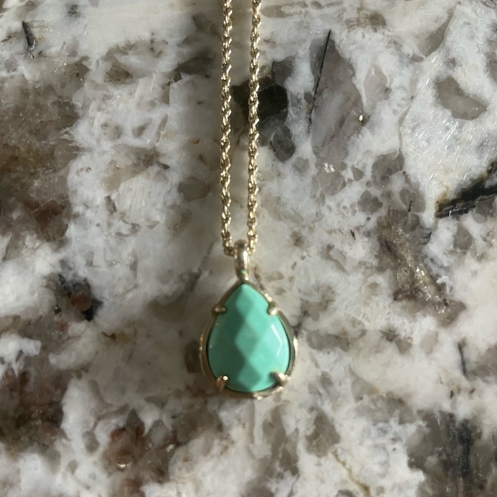 Kendra Scott necklace